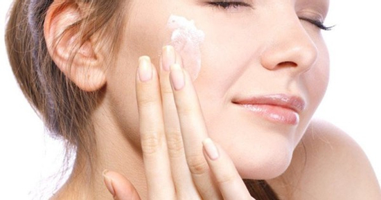 Cách dặm lại lớp trang điểm đẹp tự nhiên, luôn giữ được diện mạo tươi tắn suốt cả ngày