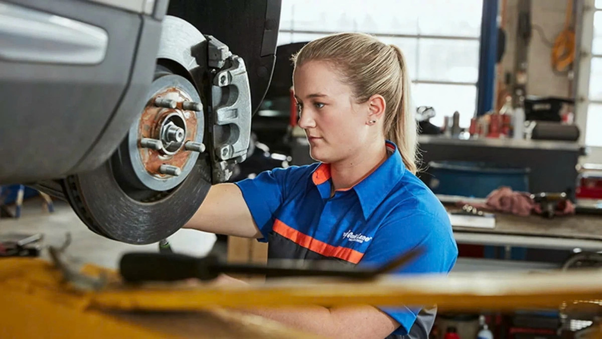 chi phi sua chua o to tang vot, nguoi my chat vat giu xe cu hinh anh 1