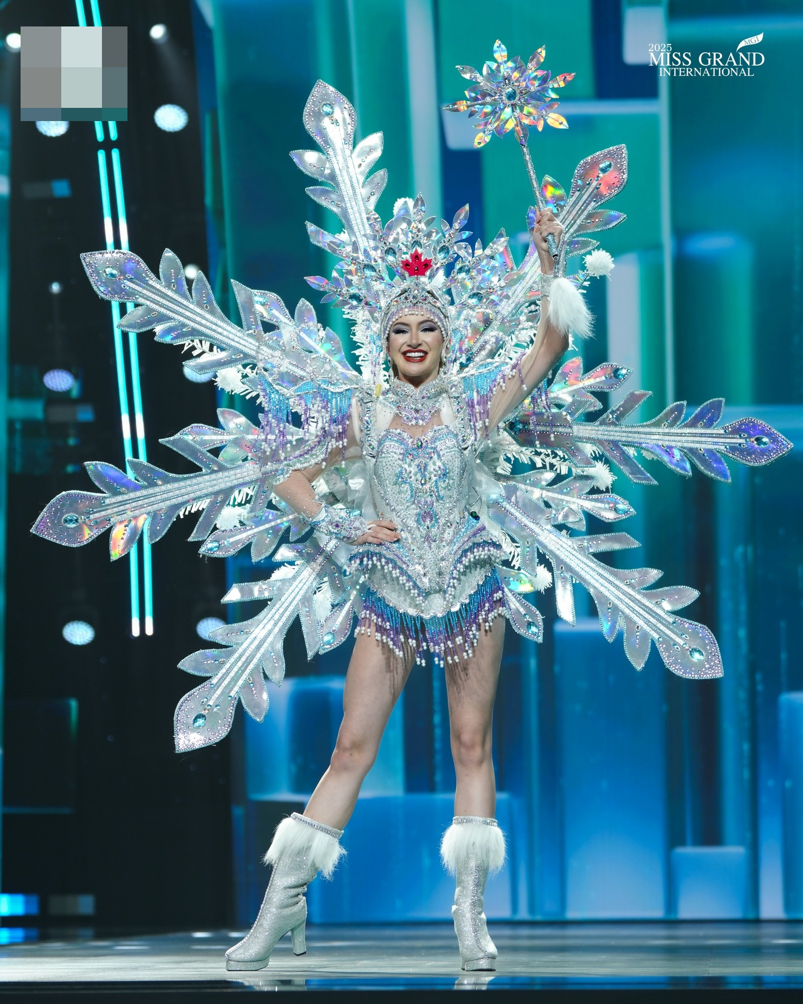 Hoa hậu Yến Nhi đón tin vui sau màn trình diễn trang phục dân tộc nặng 30kg