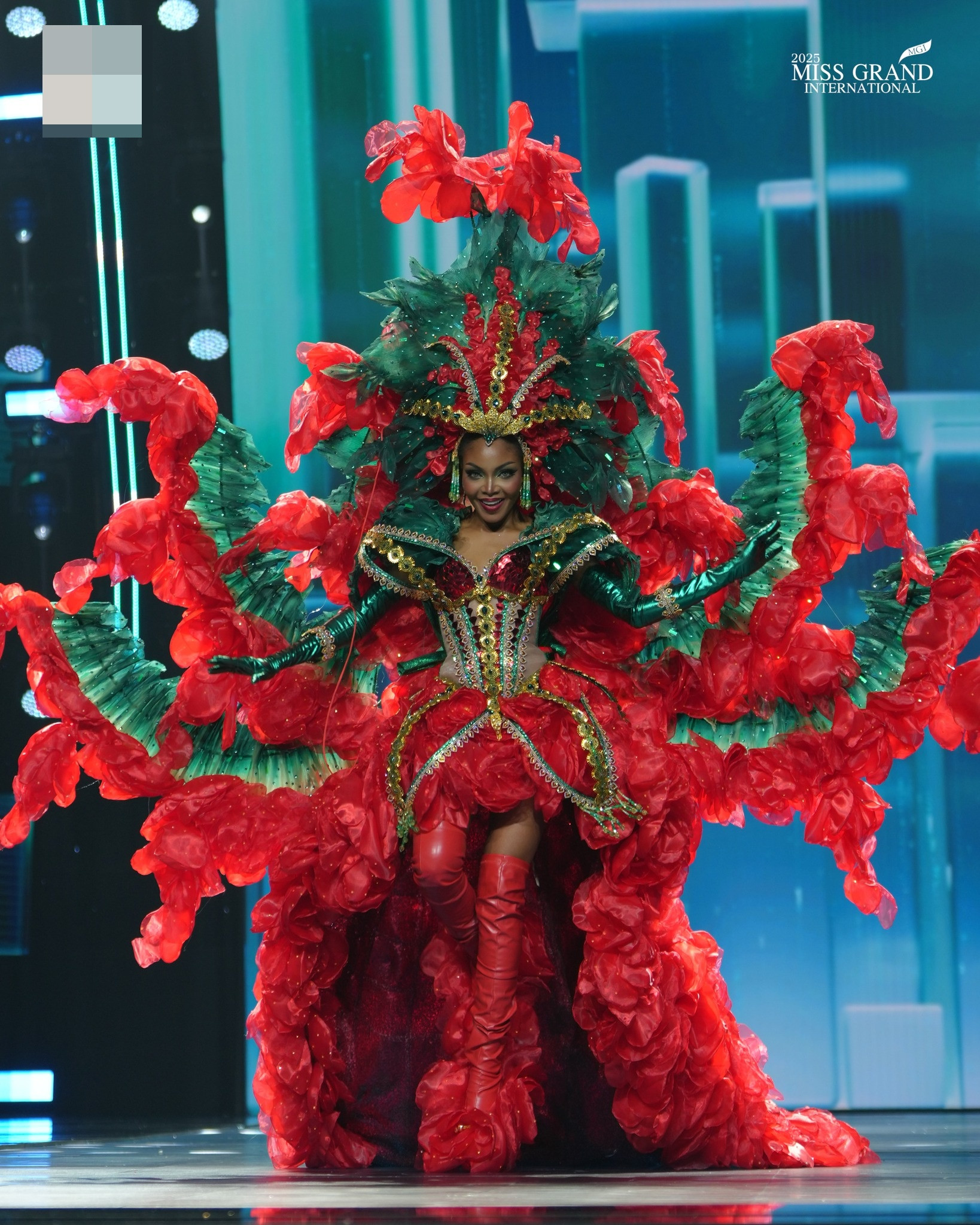 Hoa hậu Yến Nhi đón tin vui sau màn trình diễn trang phục dân tộc nặng 30kg