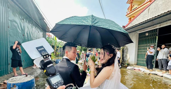 Ngập từ nhà ra ngõ, chú rể Hà Nội đem 2 chiếc thuyền đi đón dâu