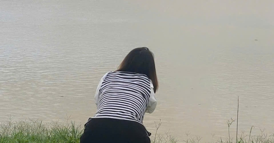 Vụ bố nghi ôm 2 con nhảy cầu: Thắt lòng cảnh mẹ trẻ quỳ gối chờ tin con bên sông