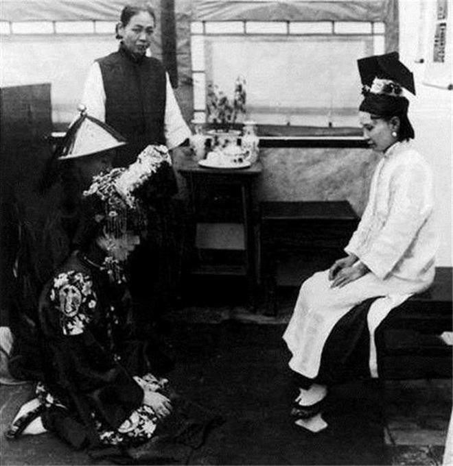 Tân nương quỳ lạy cha mẹ đôi bên. (Ảnh: Sohu)