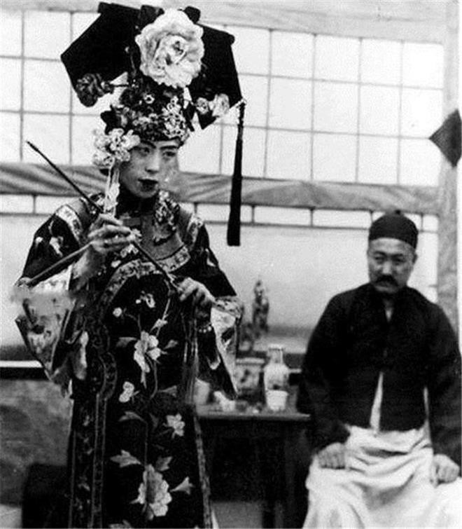 Đêm tân hôn kết thúc bằng nghi thức thỉnh an cha mẹ chồng vào sáng hôm sau, điều được coi là phép tắc quan trọng trong lễ giáo xưa. (Ảnh: Sohu)