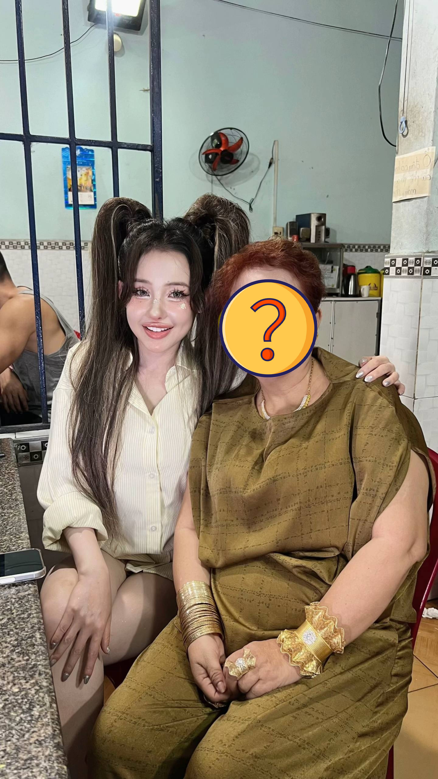 Chân dung mẹ ruột kín tiếng đứng sau chống đỡ cho hoạt động kinh doanh của Ngân 98