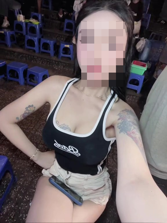 Chân dung mẹ ruột kín tiếng đứng sau chống đỡ cho hoạt động kinh doanh của Ngân 98