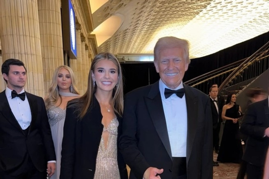 Cháu nội Tổng thống Trump: 18 tuổi là triệu phú USD, lương cao gấp 5 lần ông, xuất hiện 30 giây gây sốt toàn thế giới