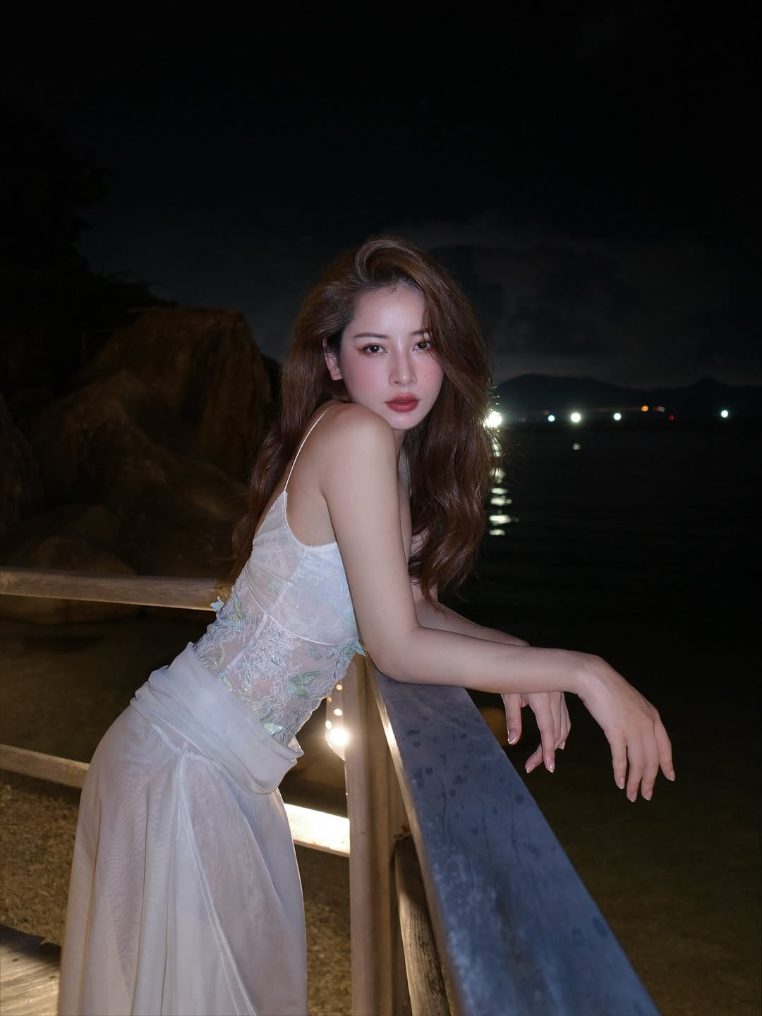 Chi Pu diện đầm xuyên thấu cực kì slay bên hội bạn thân