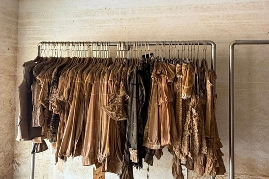 Chuyên gia hướng dẫn làm sạch quần áo bám bùn sau ngập lụt