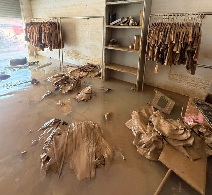 Một cửa hàng quần áo sau đợt lũ vừa qua.