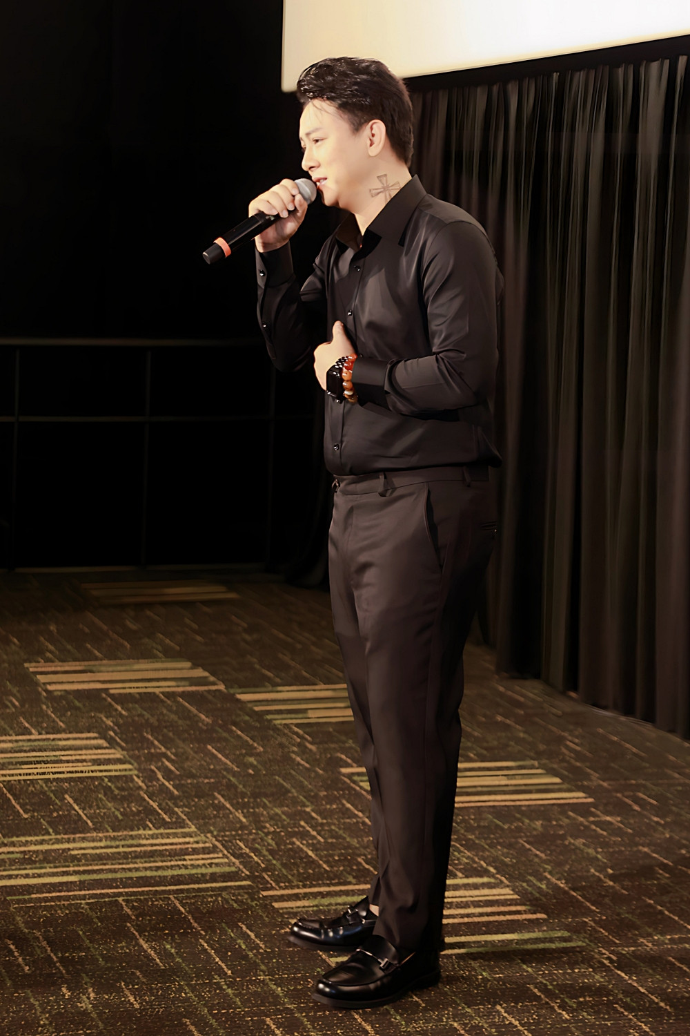 Hoài Lâm vừa quỳ vừa hát ca khúc cảm động về tình mẹ