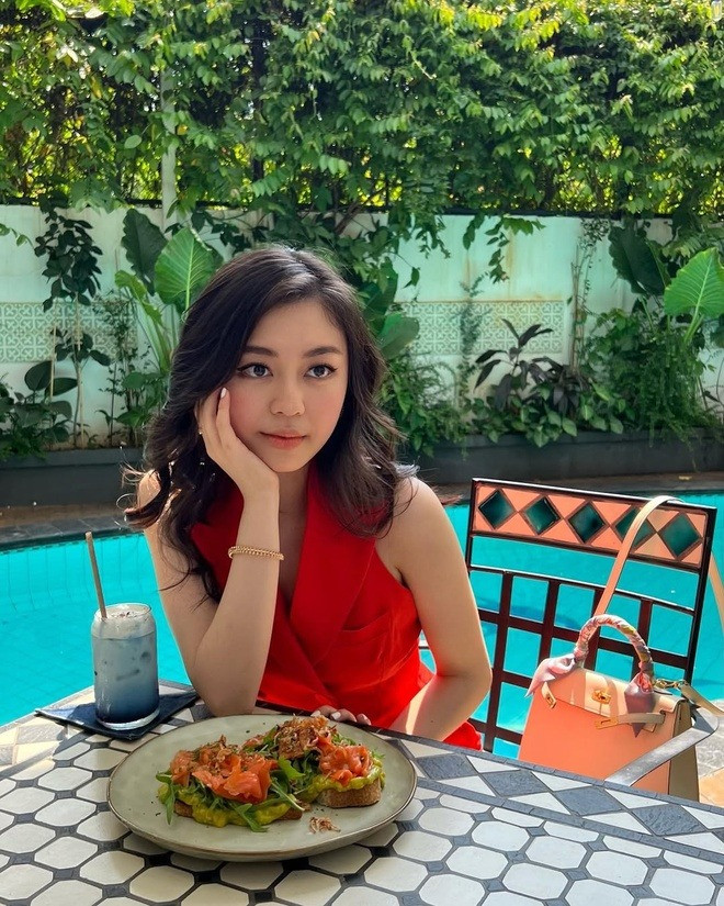 Loạt ảnh đời thường tuyệt đối sang chảnh của tiểu thư nghìn tỷ sắp làm dâu nhà Phan Thành