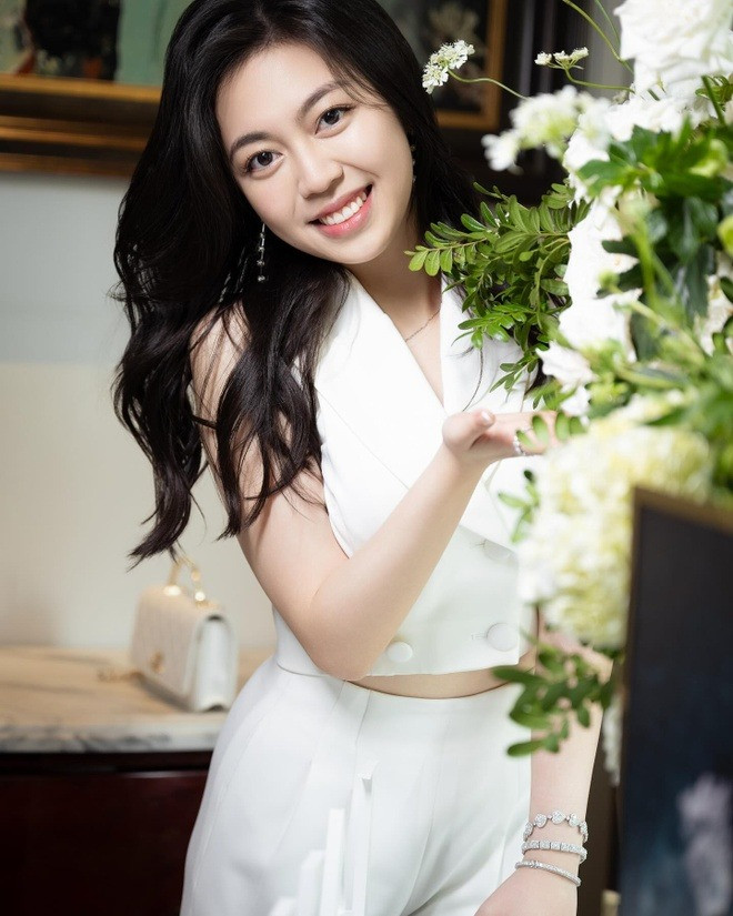Loạt ảnh đời thường tuyệt đối sang chảnh của tiểu thư nghìn tỷ sắp làm dâu nhà Phan Thành