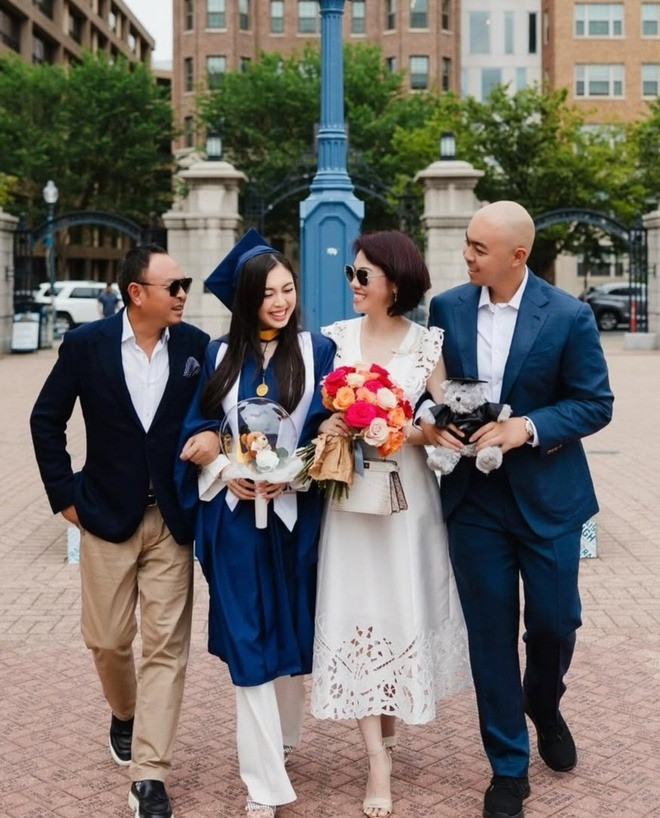 Loạt ảnh đời thường tuyệt đối sang chảnh của tiểu thư nghìn tỷ sắp làm dâu nhà Phan Thành