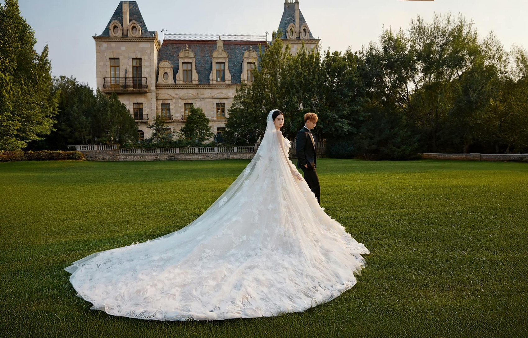 Trọn bộ ảnh cưới của cặp đôi chủ tịch  nàng thơ chấn động showbiz