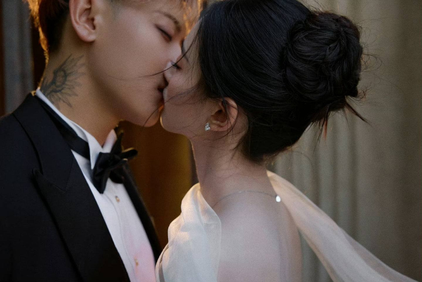 Trọn bộ ảnh cưới của cặp đôi chủ tịch nàng thơ chấn động showbiz