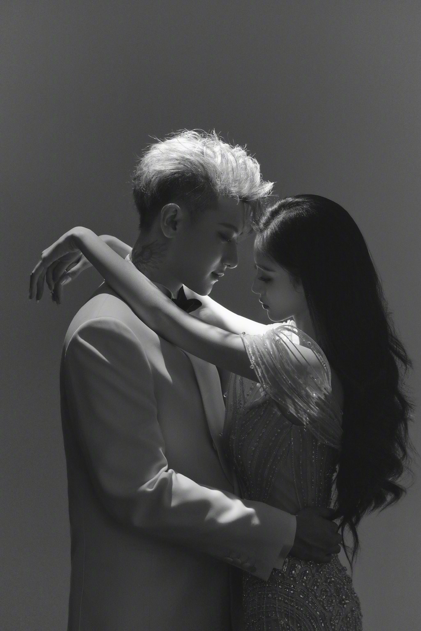 Trọn bộ ảnh cưới của cặp đôi chủ tịch nàng thơ chấn động showbiz