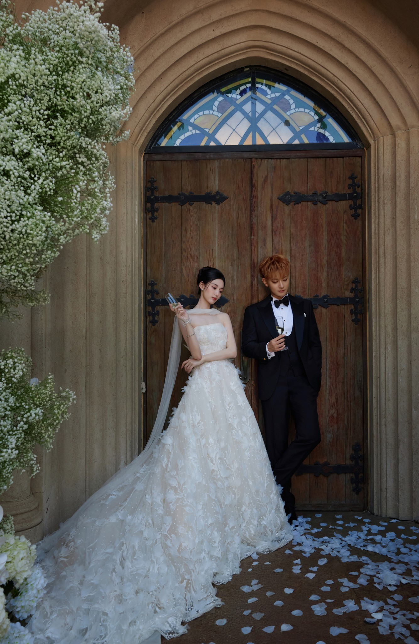 Trọn bộ ảnh cưới của cặp đôi chủ tịch nàng thơ chấn động showbiz