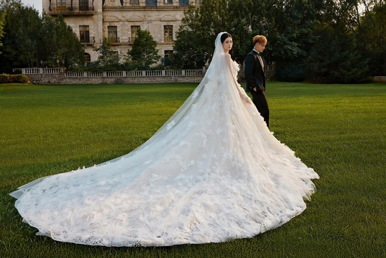 Trọn bộ ảnh cưới của cặp đôi 'chủ tịch - nàng thơ' chấn động showbiz