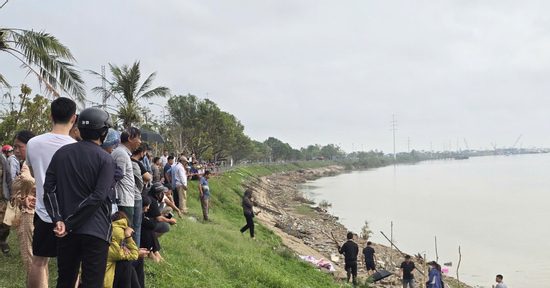 Vụ bố ôm hai con nhảy cầu trong đêm: Tìm thấy thi thể cuối cùng