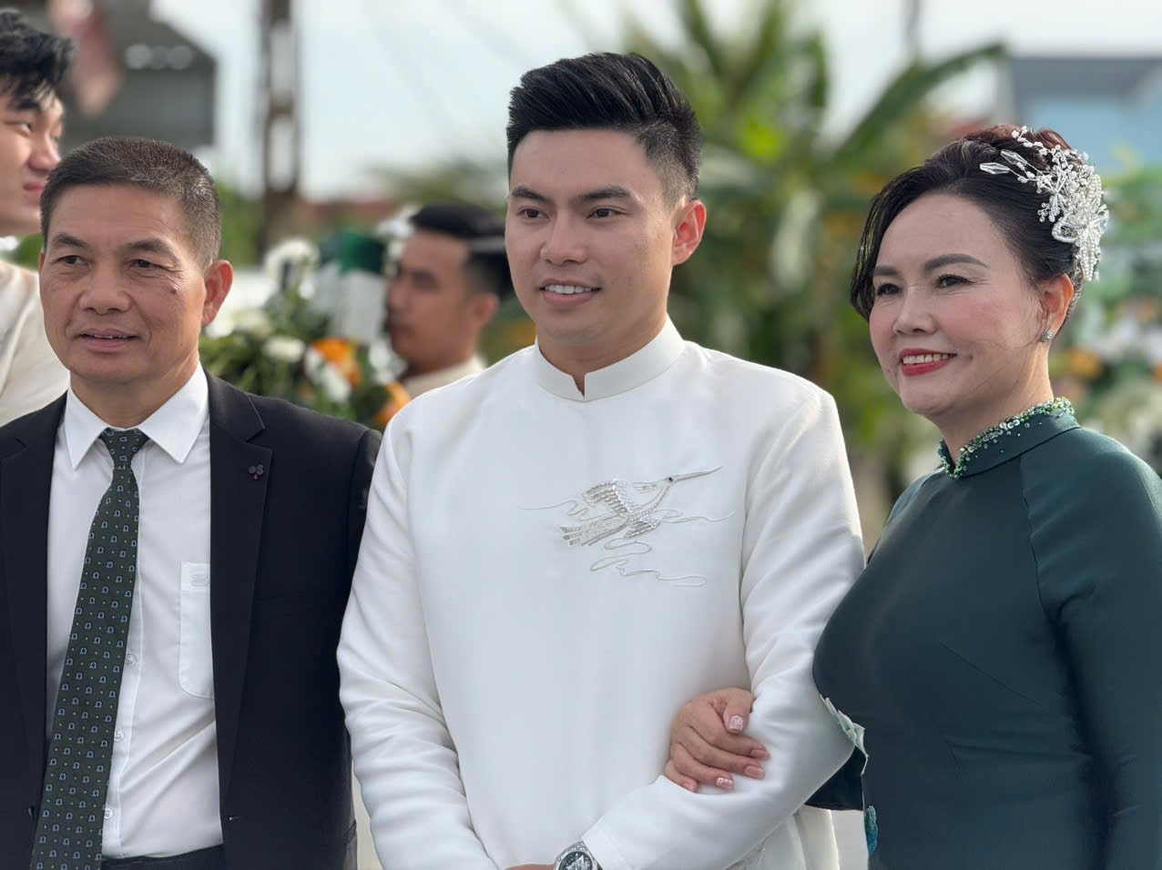 Bố chồng chủ tịch của Đỗ Thị Hà lộ diện phát biểu một câu lộ rõ thái độ với con dâu