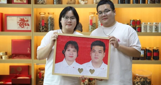 Cặp vợ chồng giống nhau như 2 giọt nước, cộng đồng mạng đến tận nơi 'xem'