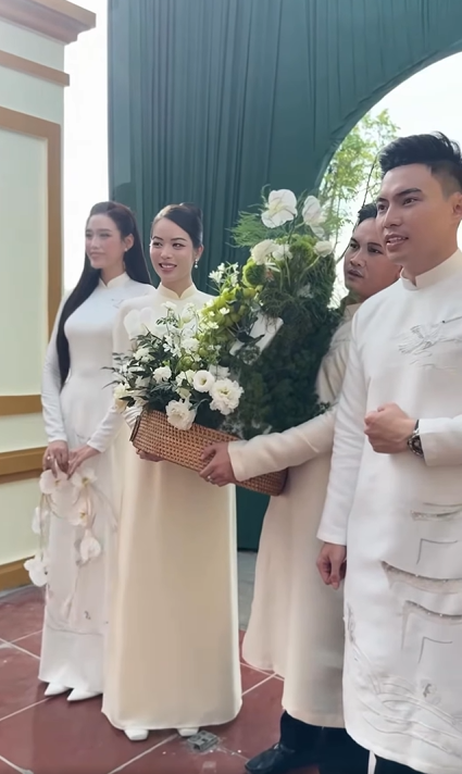 Chồng Đỗ Thị Hà đeo cả căn nhà trên tay trong ngày ăn hỏi