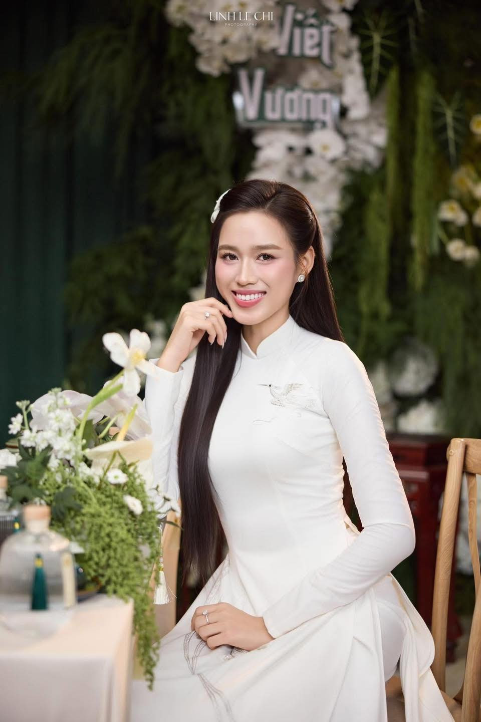 Chồng Đỗ Thị Hà đeo cả căn nhà trên tay trong ngày ăn hỏi