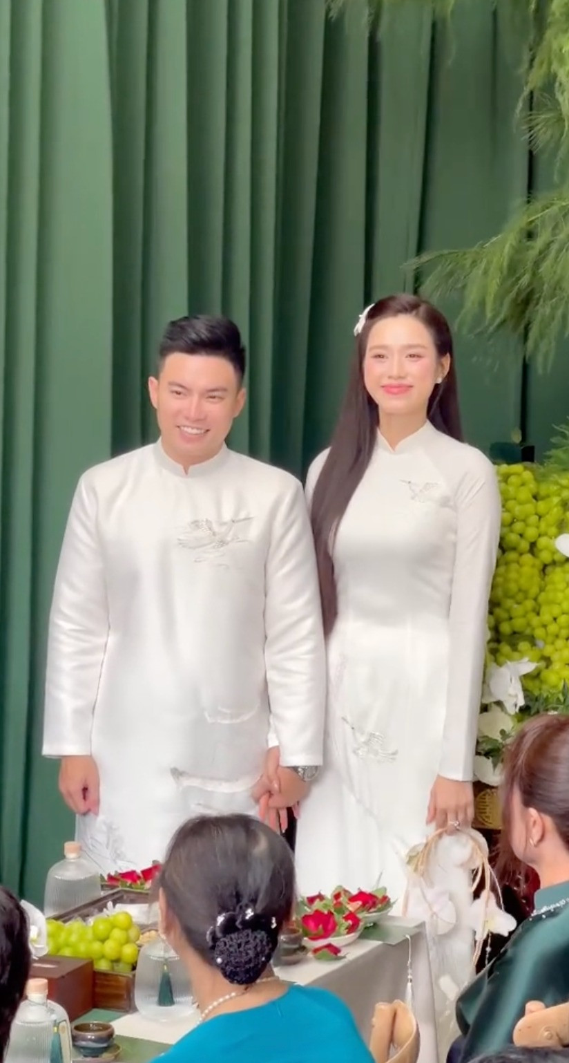 Chồng Đỗ Thị Hà đeo cả căn nhà trên tay trong ngày ăn hỏi