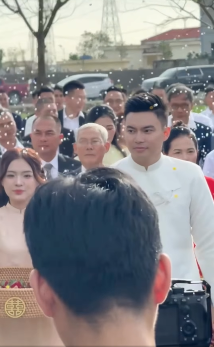 Chồng Đỗ Thị Hà đeo cả căn nhà trên tay trong ngày ăn hỏi