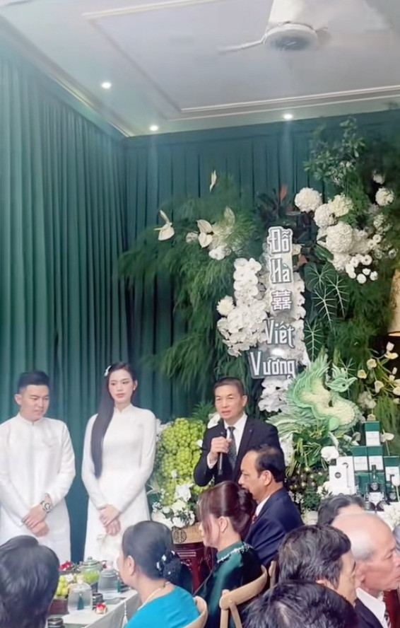 Chồng Đỗ Thị Hà đeo cả căn nhà trên tay trong ngày ăn hỏi