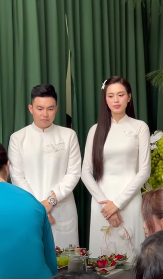 Chồng Đỗ Thị Hà đeo cả căn nhà trên tay trong ngày ăn hỏi