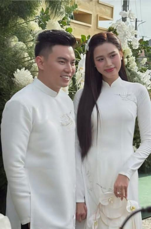 Chồng Đỗ Thị Hà đeo cả căn nhà trên tay trong ngày ăn hỏi