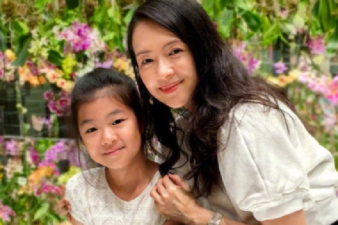 Chương Tử Di bật khóc khi con gái khích lệ tìm người bầu bạn sau ly hôn