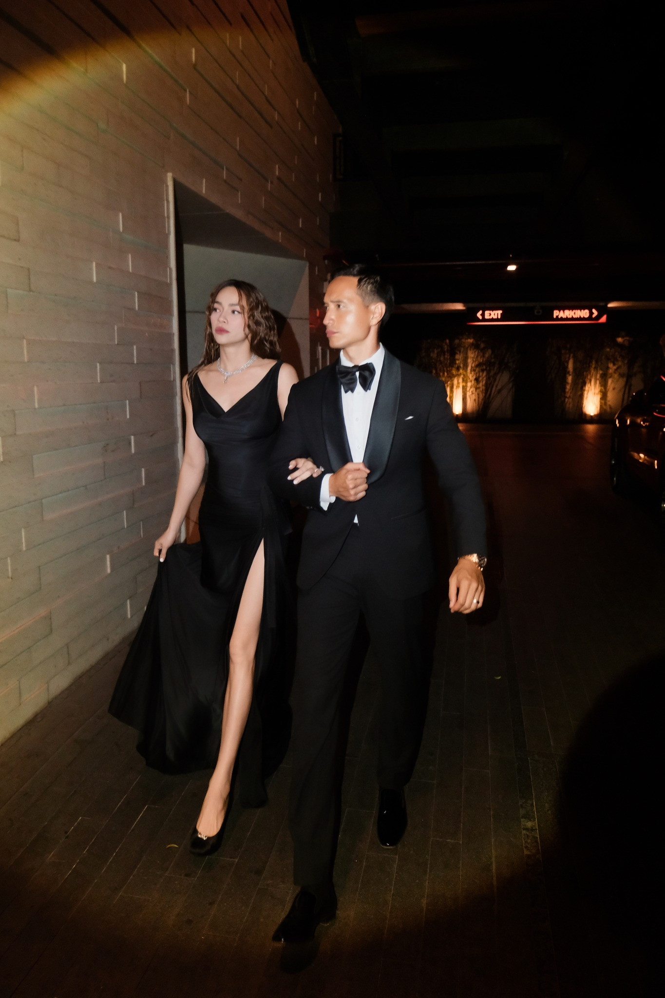 Hồ Ngọc Hà khoe vòng một trễ nải gợi cảm bên Kim Lý