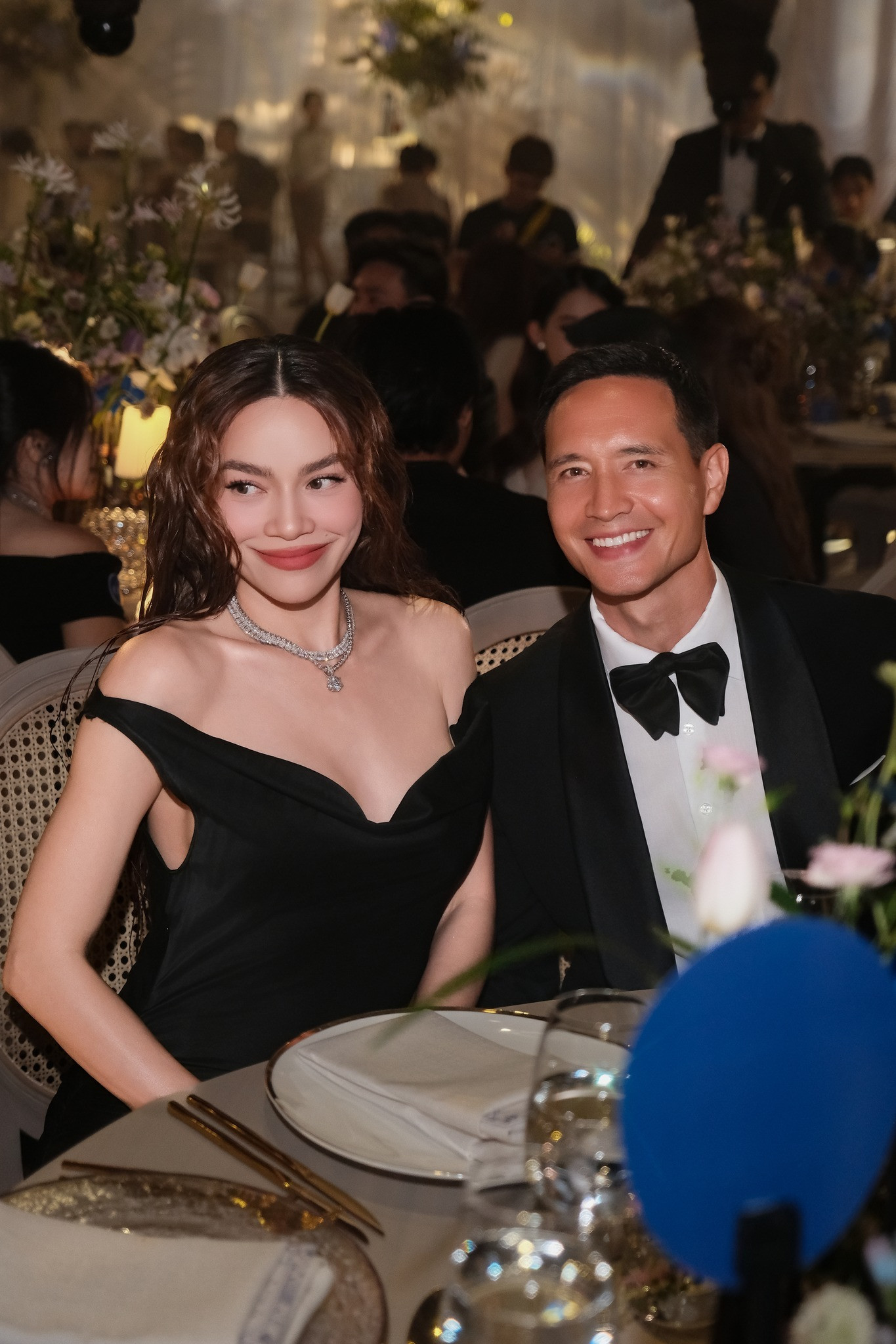 Hồ Ngọc Hà khoe vòng một trễ nải gợi cảm bên Kim Lý