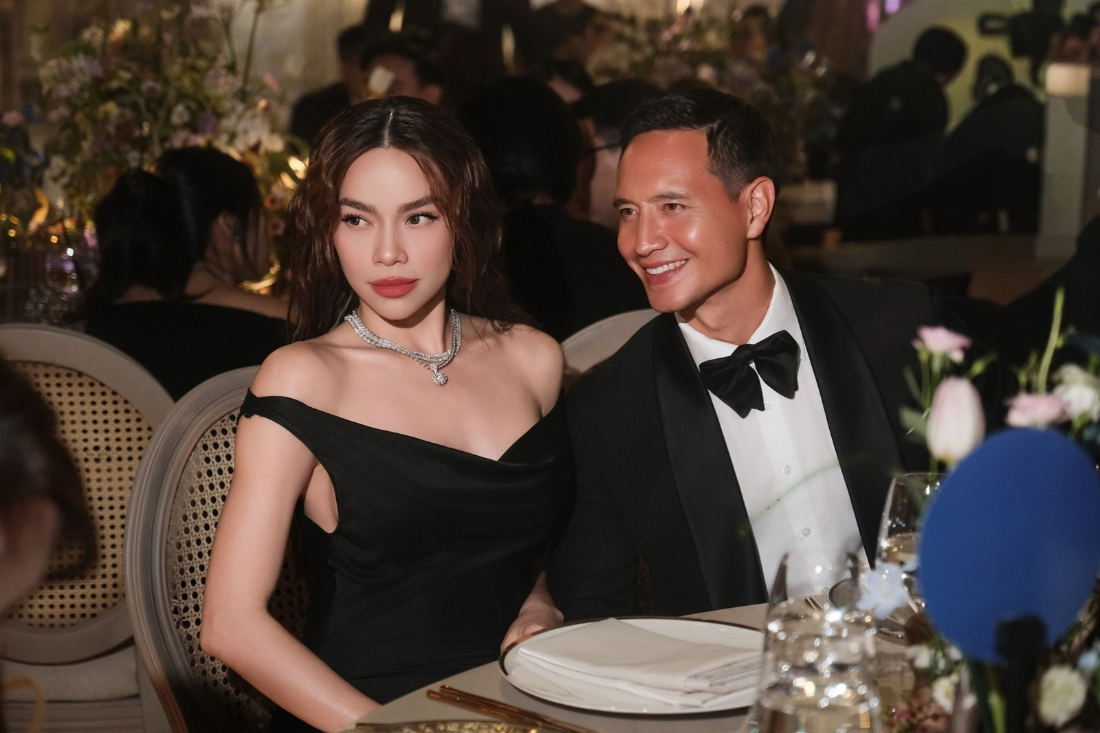 Hồ Ngọc Hà khoe vòng một trễ nải gợi cảm bên Kim Lý