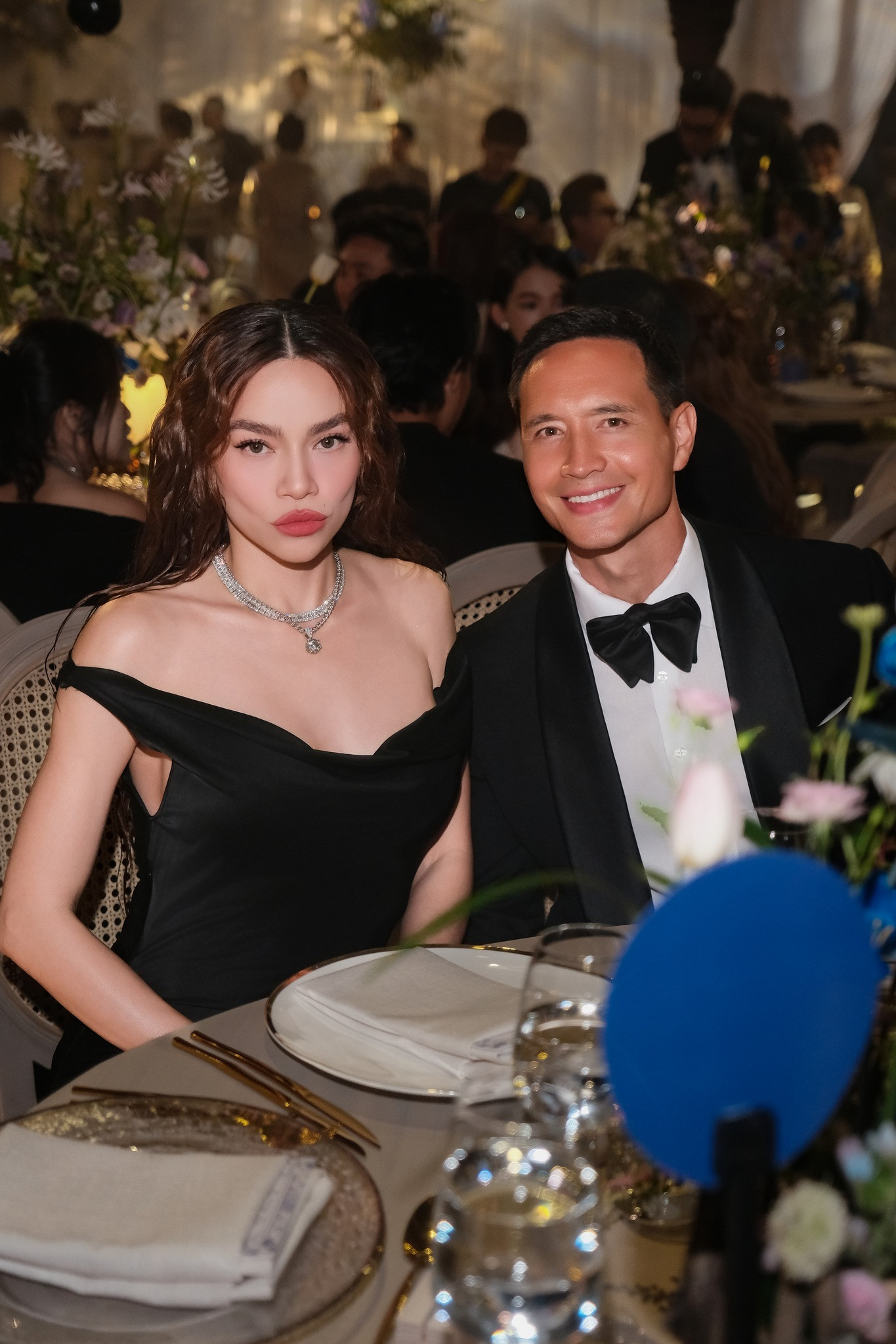 Hồ Ngọc Hà khoe vòng một trễ nải gợi cảm bên Kim Lý