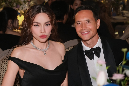 Hồ Ngọc Hà khoe vòng một 'trễ nải', gợi cảm bên Kim Lý