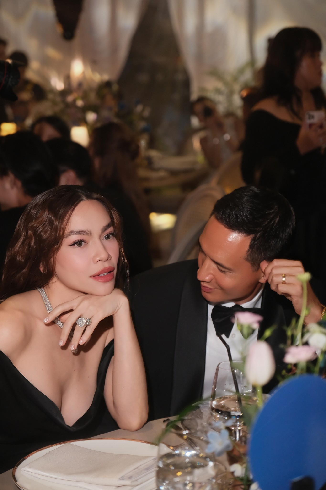 Hồ Ngọc Hà khoe vòng một trễ nải gợi cảm bên Kim Lý