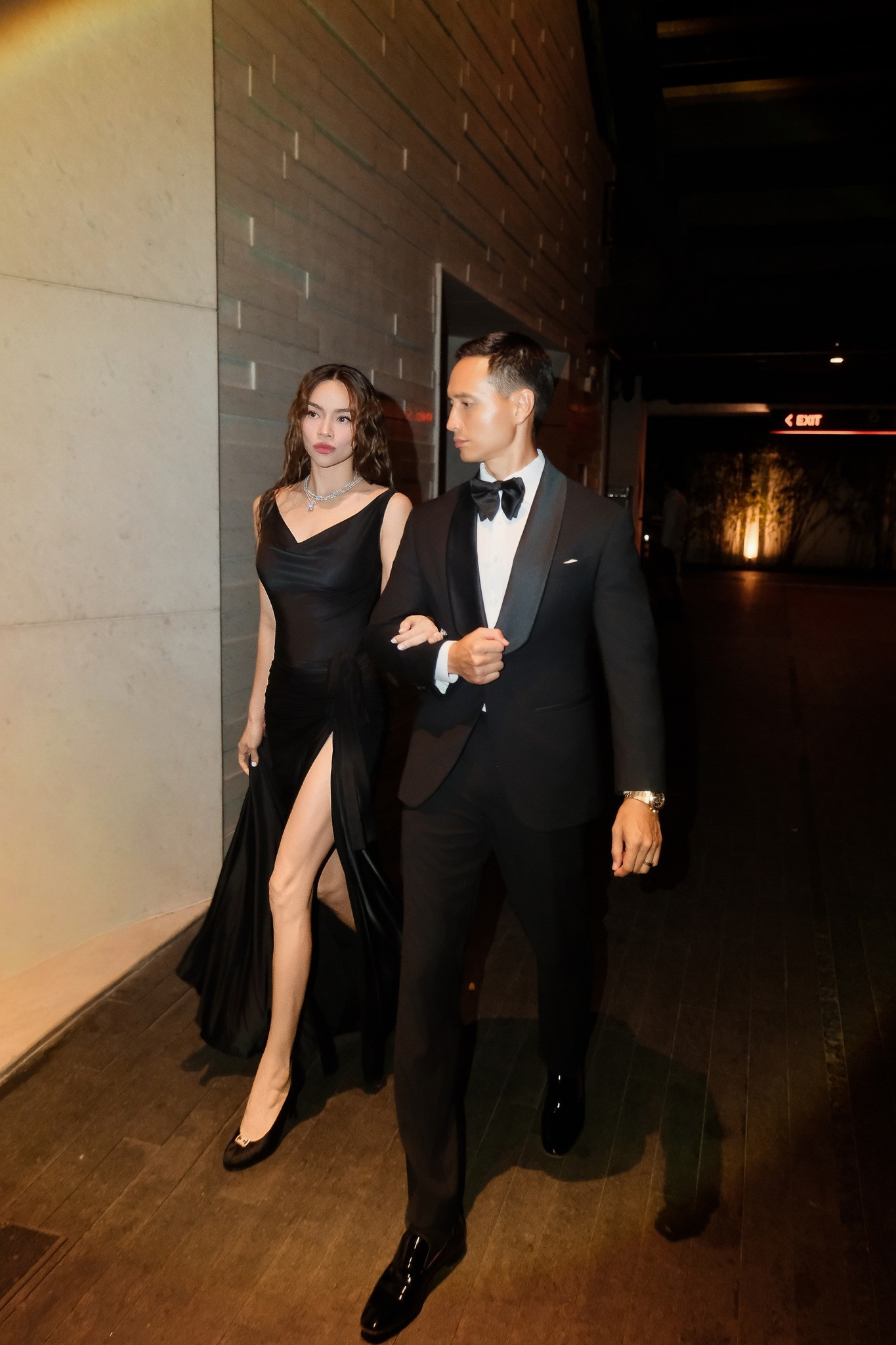 Hồ Ngọc Hà khoe vòng một trễ nải gợi cảm bên Kim Lý