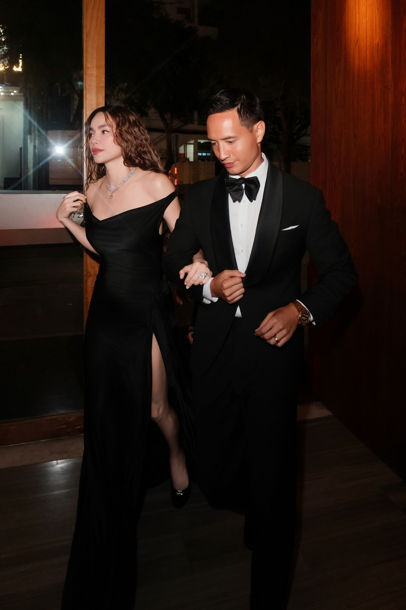 Hồ Ngọc Hà khoe vòng một trễ nải gợi cảm bên Kim Lý