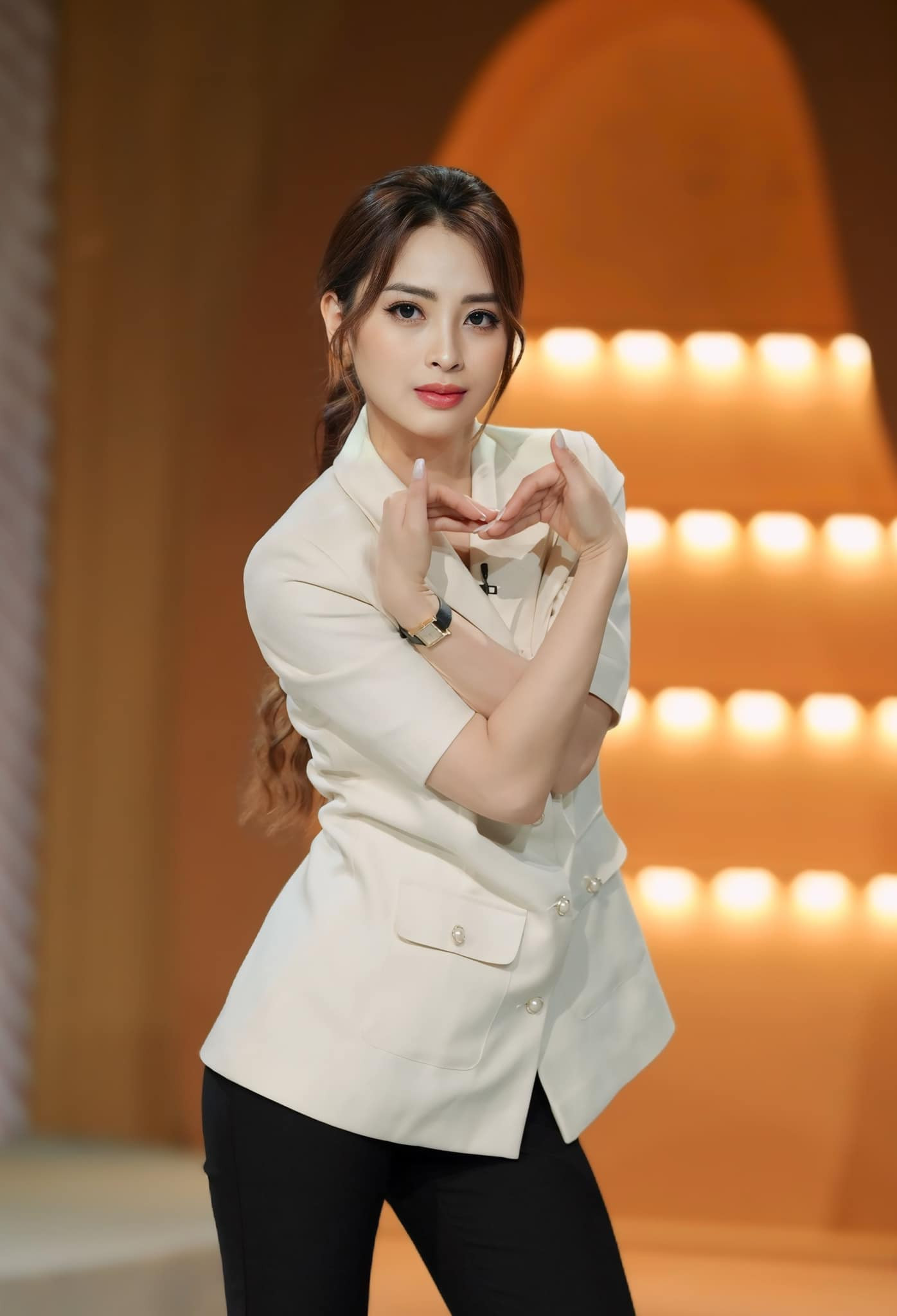 Học MC Huyền Trang 'Mù tạt' mix đồ từ công sở đến đi chơi - Ảnh 6.