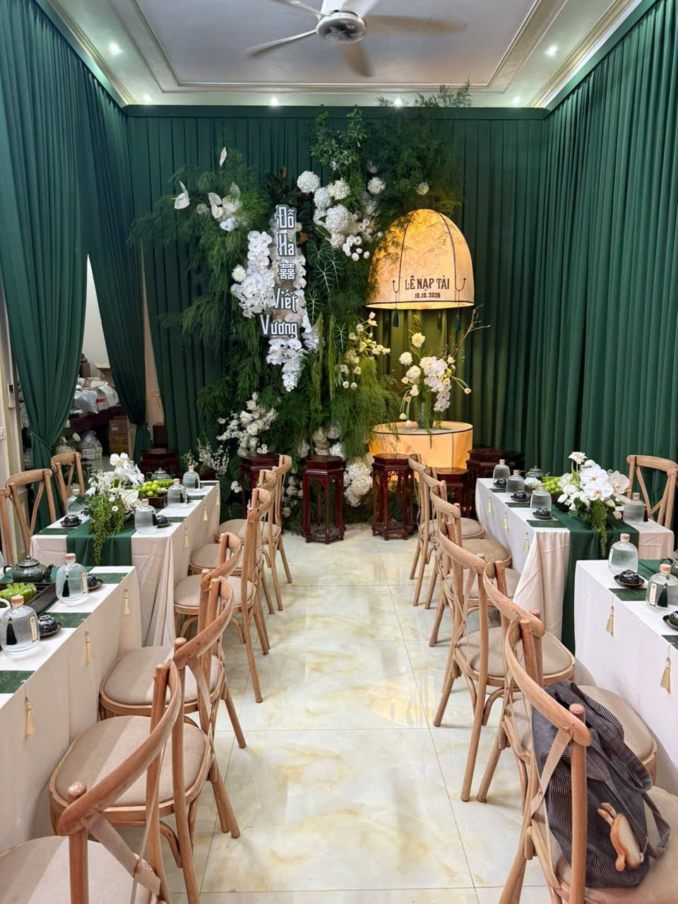 Lộ ảnh nét căng chú rể đại gia của hoa hậu Đỗ Thị Hà trong đám hỏi