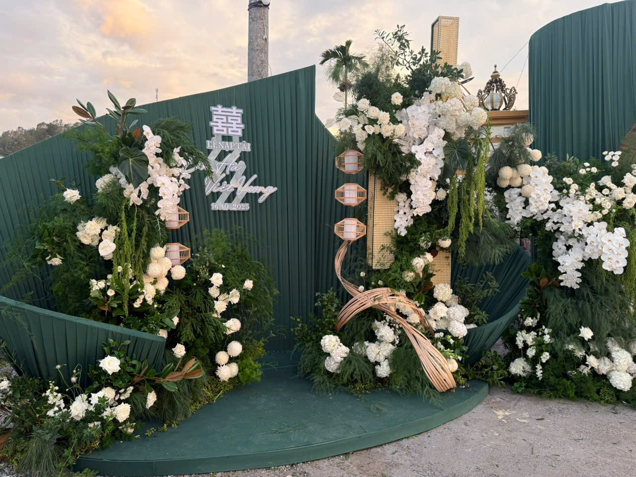 Lộ ảnh nét căng chú rể đại gia của hoa hậu Đỗ Thị Hà trong đám hỏi