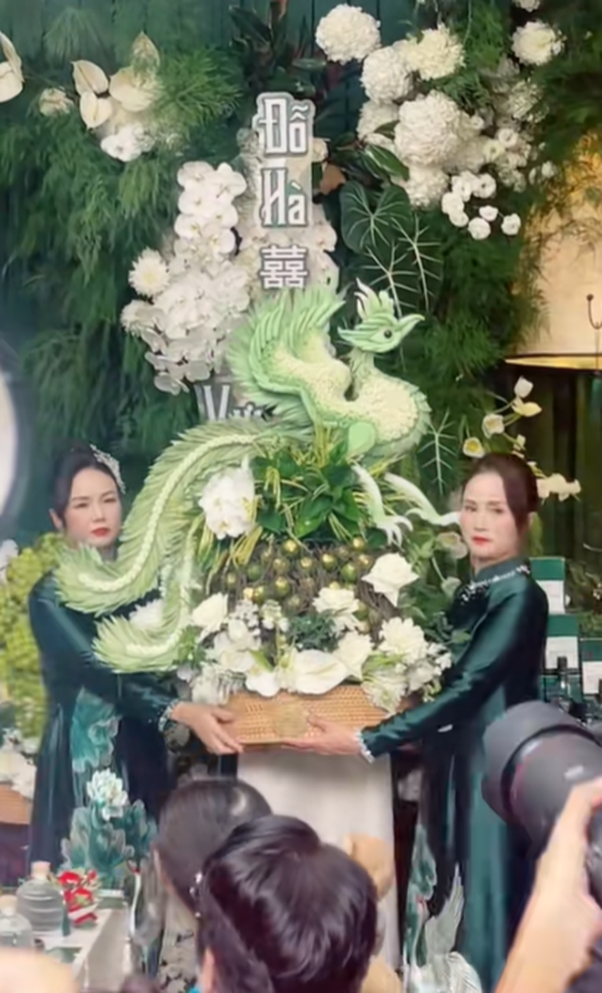 Mẹ chồng và mẹ ruột hoa hậu Đỗ Thị Hà chung khung hình gây sốt