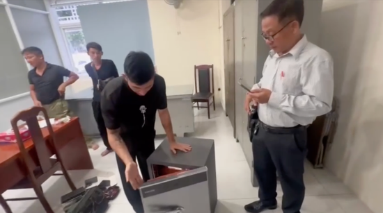 Clip: Toàn cảnh Công an TP HCM mở két sắt Ngân 98 thu 80 sổ đỏ