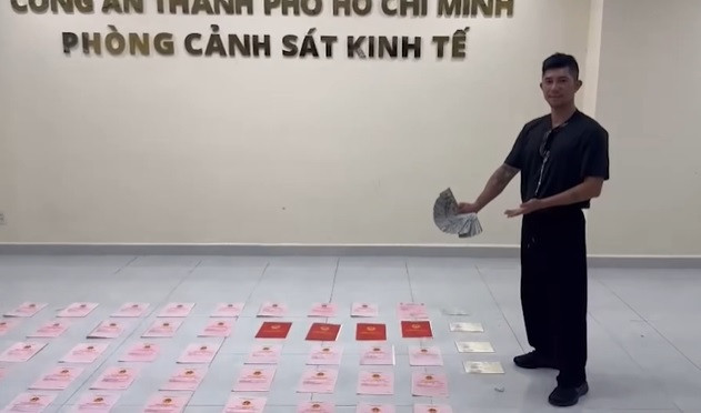 Thái độ lạ của Lương Bằng Quang đứng cạnh cả sấp sổ đỏ đô la của Ngân 98