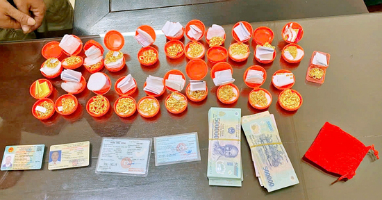 Thủ đoạn khó ngờ của nhóm nam giới hàng chục lần bán vàng giả cho tiệm vàng thật