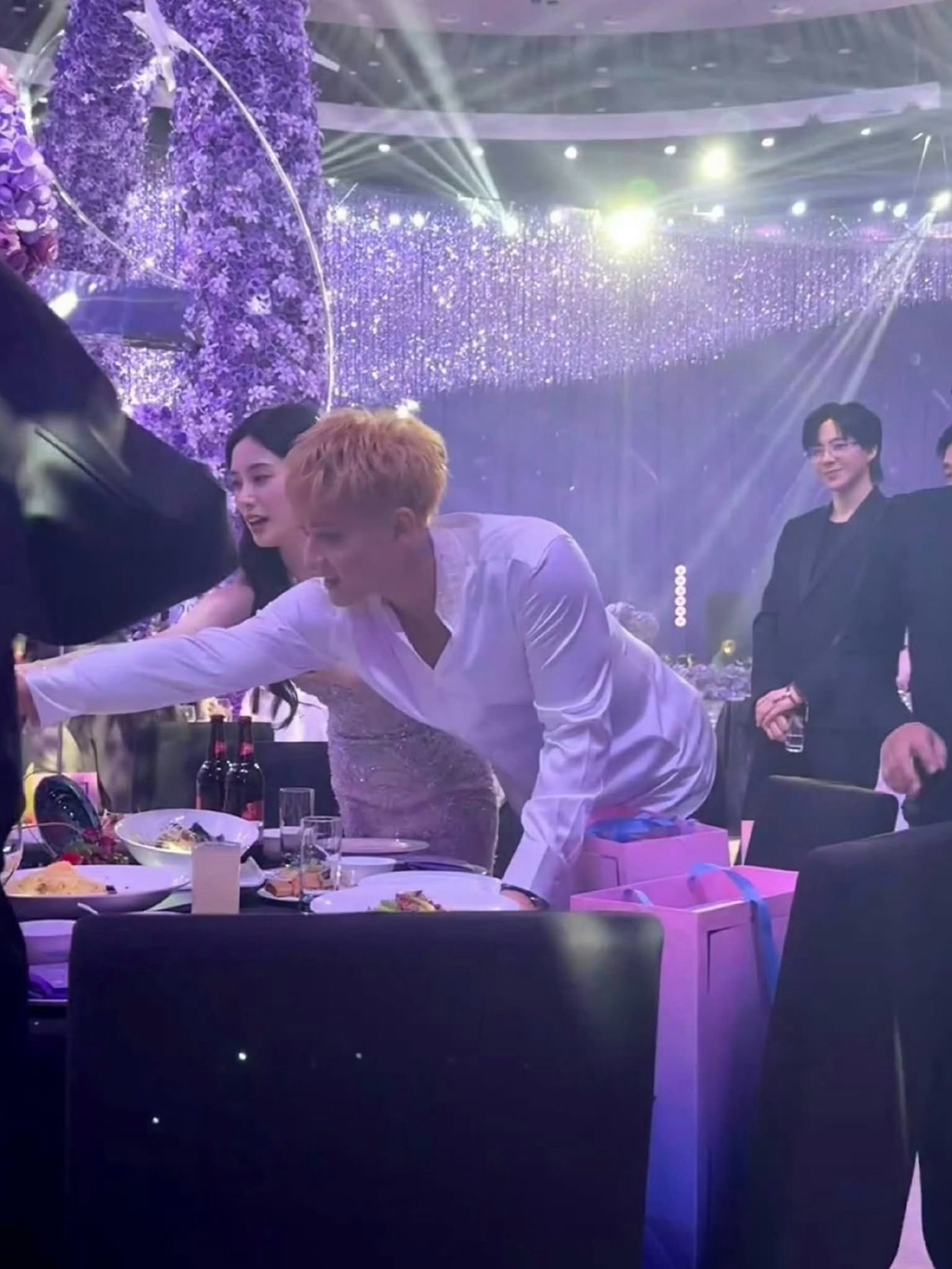 16 triệu người xem livestream đám cưới cặp đôi chủ tịch nàng thơ tranh nhau iphone 17